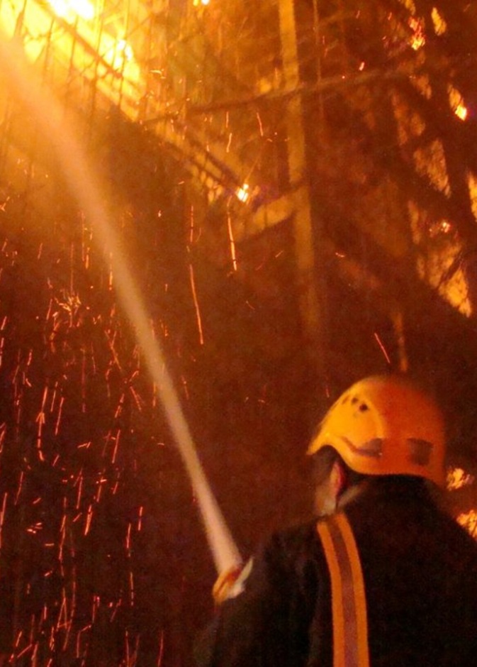 فرق الإنقاذ نقلت المرأة بمروحية خاصة للطوارئ