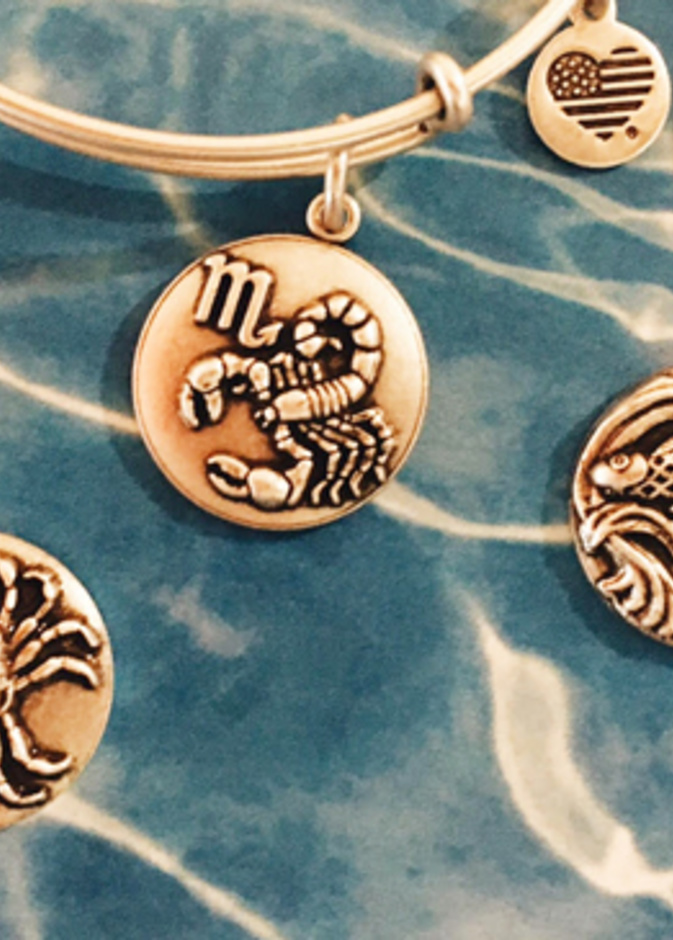 قد يشعر مواليد الابراج المائية بأن مولود الجوزاء يهملهم ما يؤدي الى مشاكل عدة