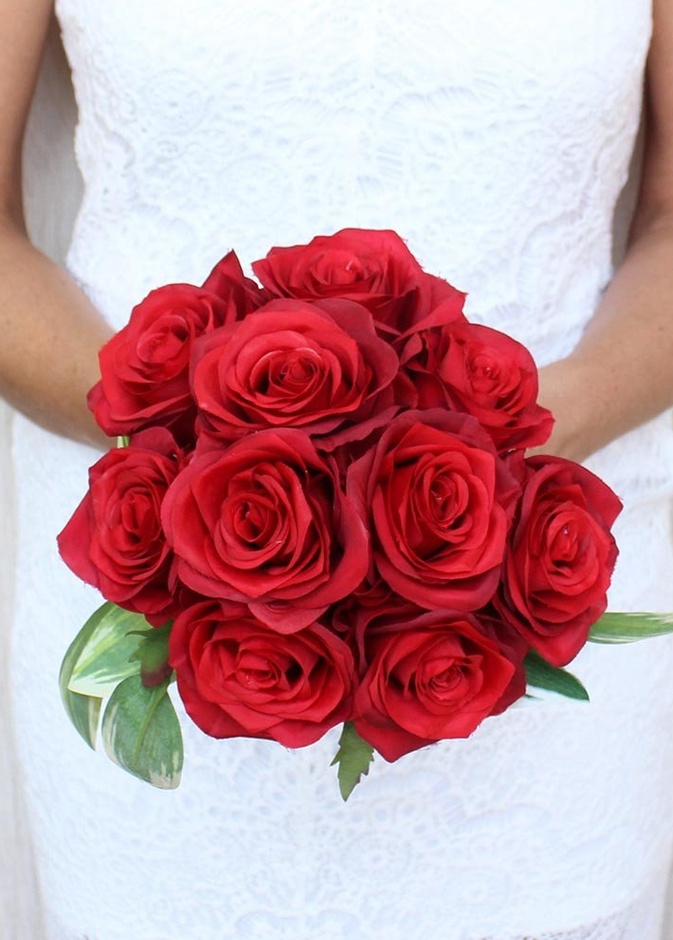 اللون الاحمر في بوكيه الزفاف يحتفل بعيد الحب