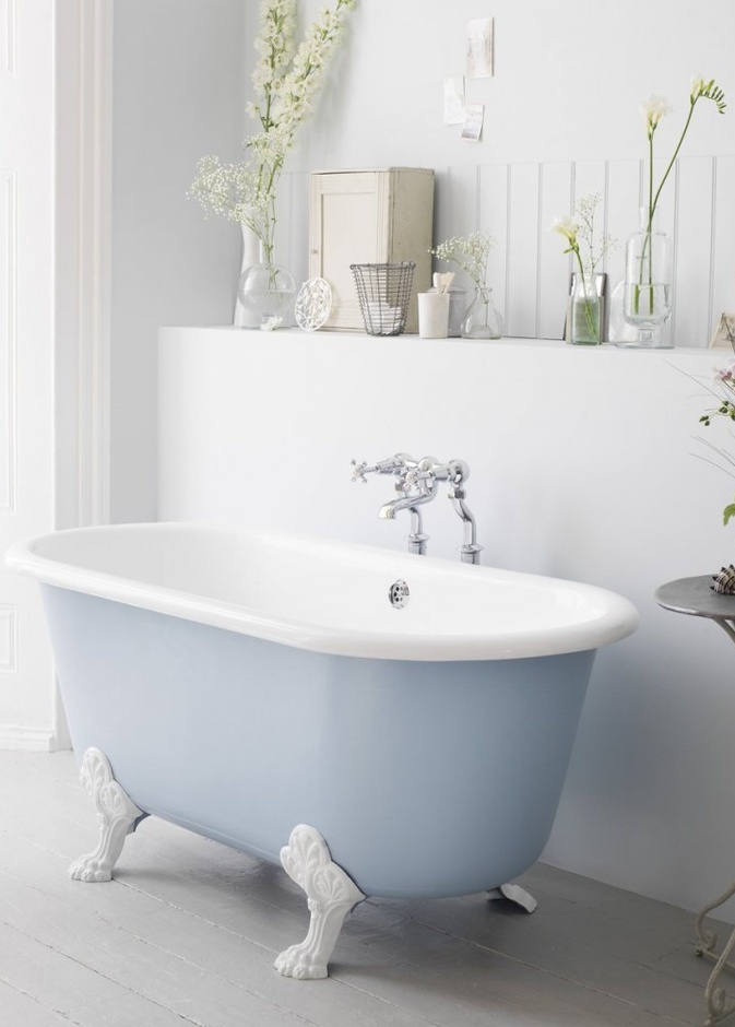 حوض الاستحمام باللون الأزرق الباستيل