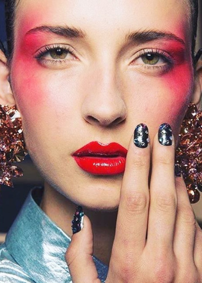 اكسسوارات ذهبية تخفي المناكير بأسلوب جورج حبيقة