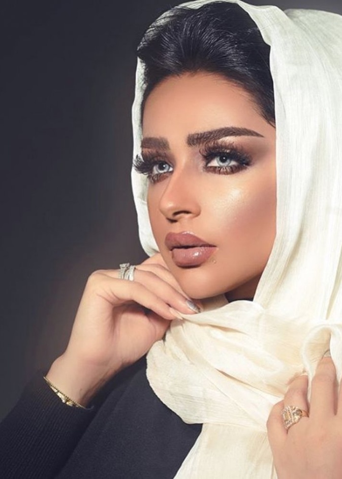 تميزت أمل الانصاري بمكياجها المميز الاحترافي