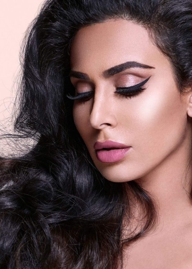 رسم الايلاينر المجنح بطريقة هدي قطان مع المكياج البارز.