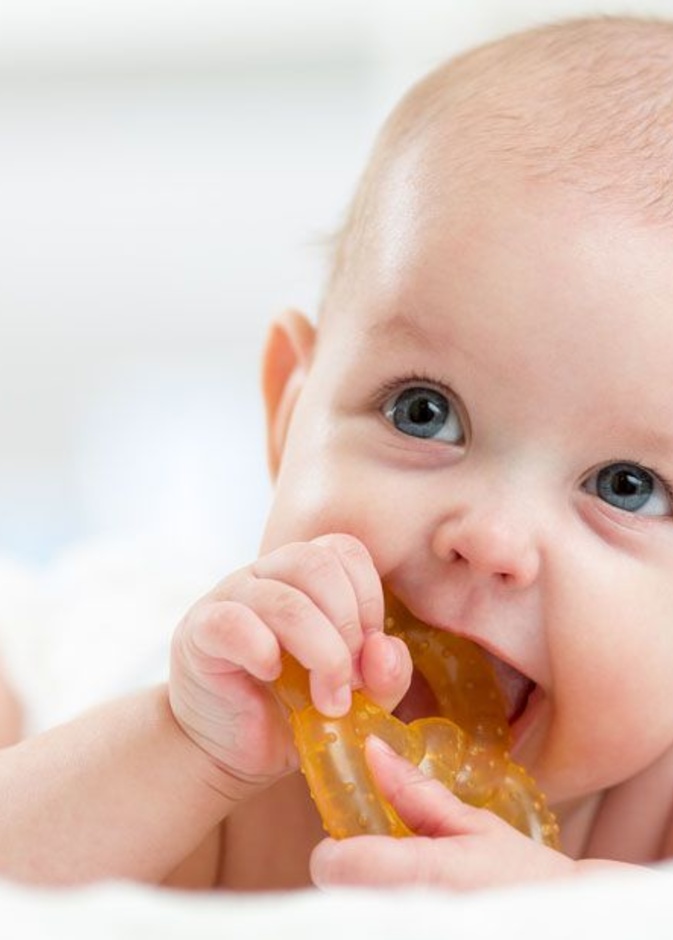 اعراض التسنين عند الاطفال ومشاكله وطرق التعامل معها