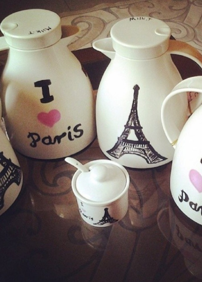 رسم التشكيلية بيان عبدالله على اباريق القهوة