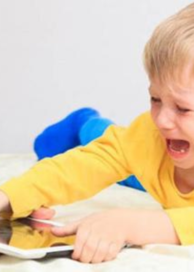 كيفية التعامل مع الطفل العنيد والعصبي في عمر الثلاث سنوات