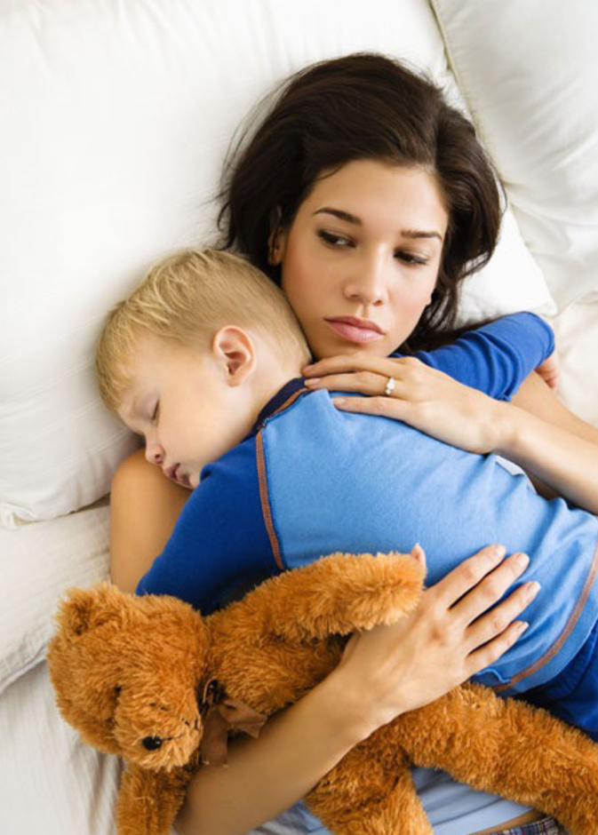 من الخطأ محاولة الأم نهر الطفل وإقناعه بأن الخادمة ليست من الأسرة