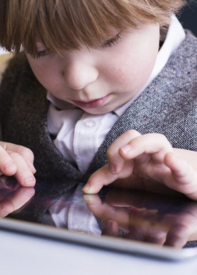 من اثر التكنولوجيا السلبي على صحة وعضلات ورقبة الطفل 