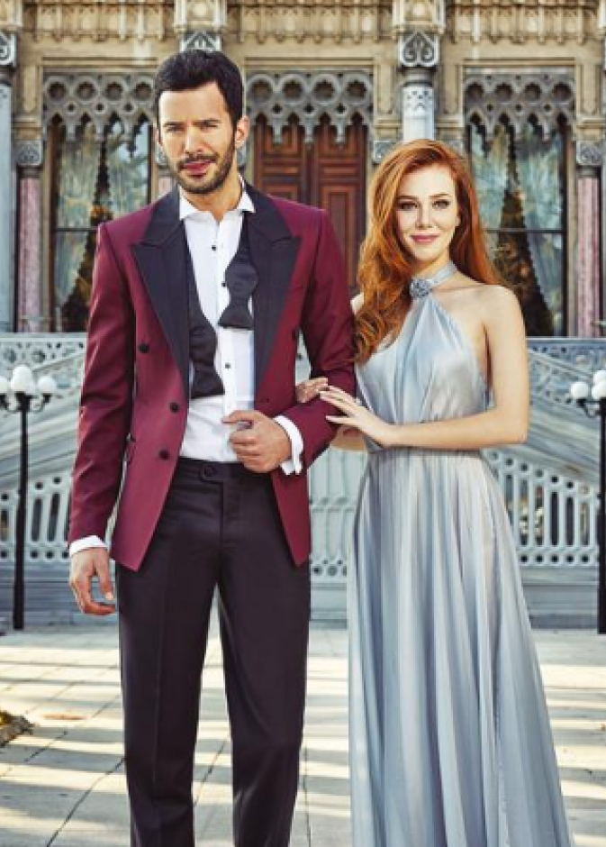 الإطلالة التي أعجبتنا إلى جانب الممثل التّركي