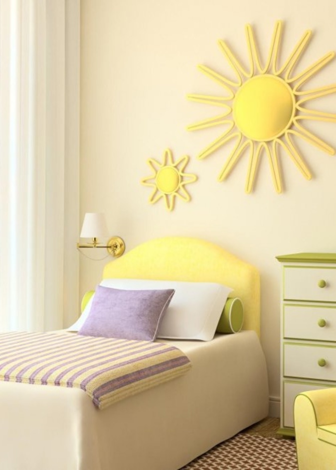 تزيين الجدار في ديكور غرف نوم أطفال باللون الأصفر المضيء