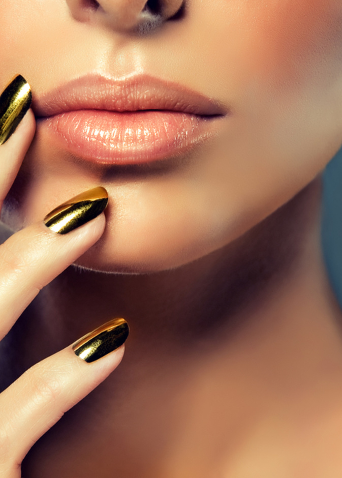 اللون الذهبي هو أساس صيحة طلاء الأظافر البلاتيني