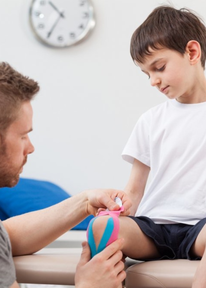 يفيد العلاج الطبيعي بعلاج ضمور العضلات عند الاطفال