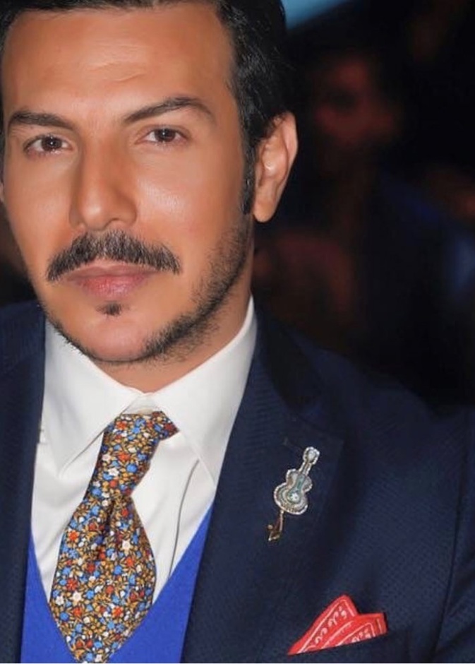 باسل خياط يختار ربطة العنق الملونة مع الجيليه الزرقاء 