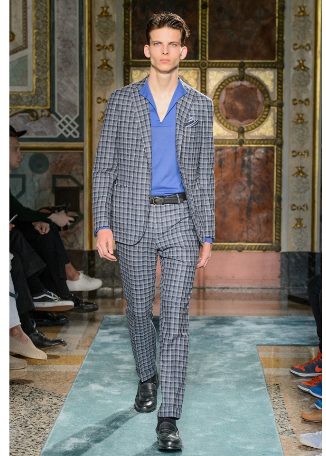 لون الرّمادي لاجمل للبدلات مع تقليمات Agnes Bخفيفة جدّاً