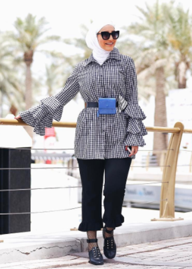 ندى ندير بقميص أبيض مقلّم بالاحمر