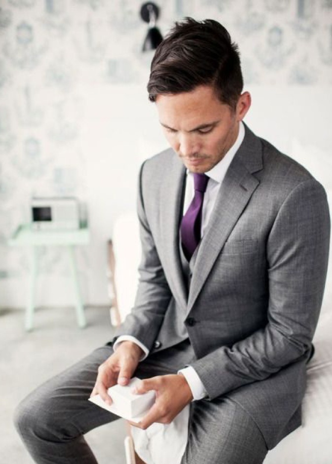 ربطة العنق باللون البنفسجي تليق بالبدلة الرسمية الرمادية