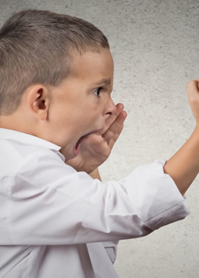 كيفية التعامل مع الطفل الذي يضرب امه