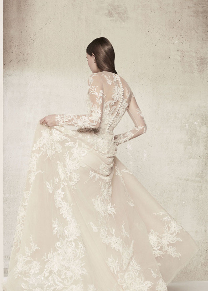 فستان زفاف ايلي صعب بقصة مميزة و مثيرة على الصدر من مجموعة ربيع 2018