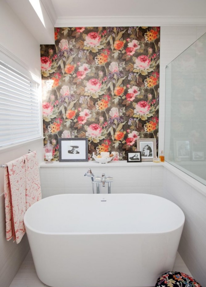 اللوحة الربيعية تضفي على ديكور الحمام جمال و بهجة