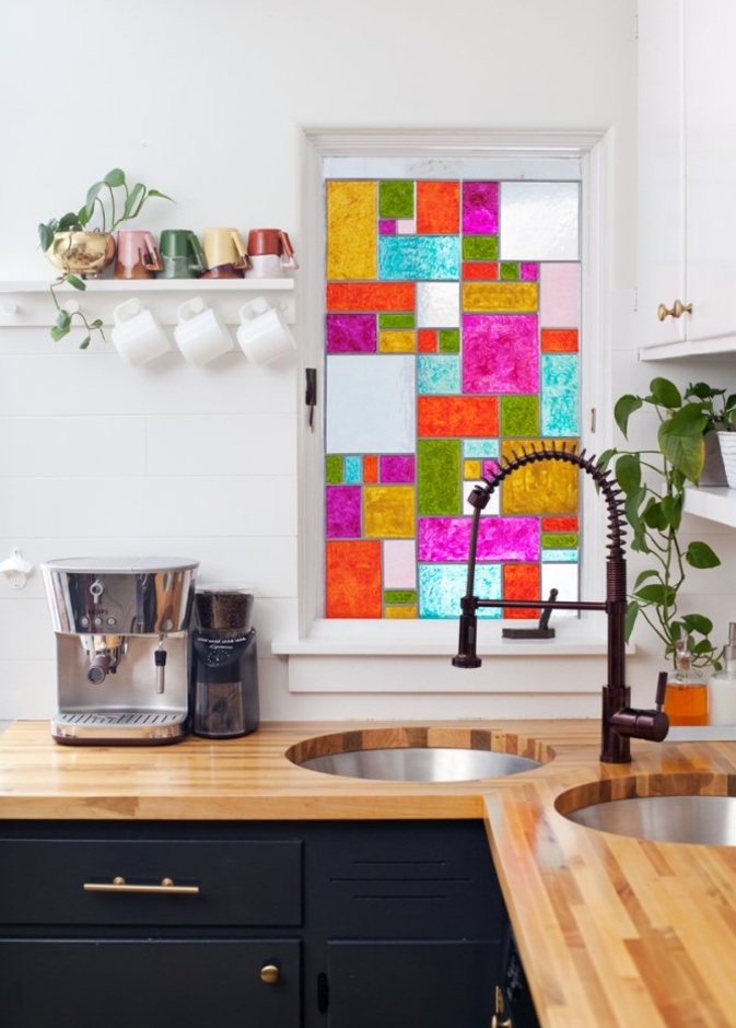 ديكور من الزجاج الملون ينعكس بألوانه على فراغ المنزل