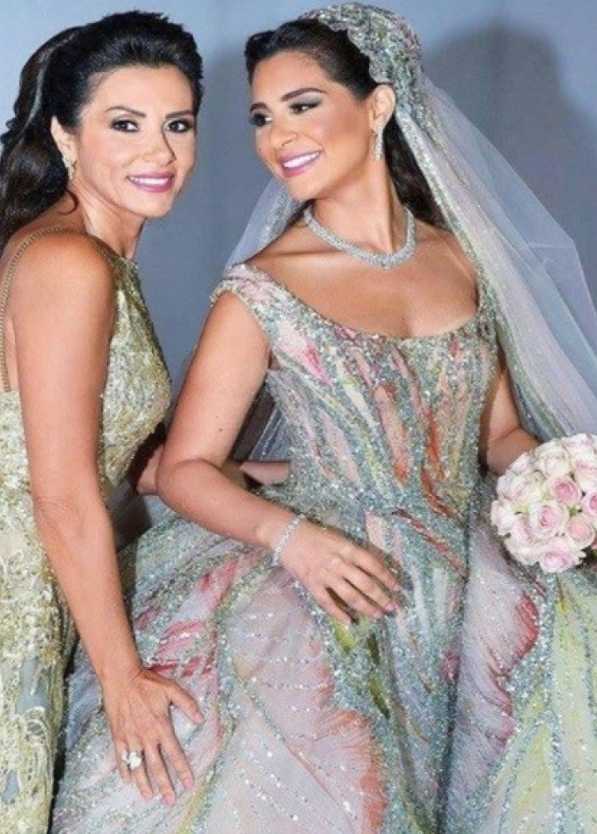 العروس اختارت الاطلالة بفستان زفاف ملون