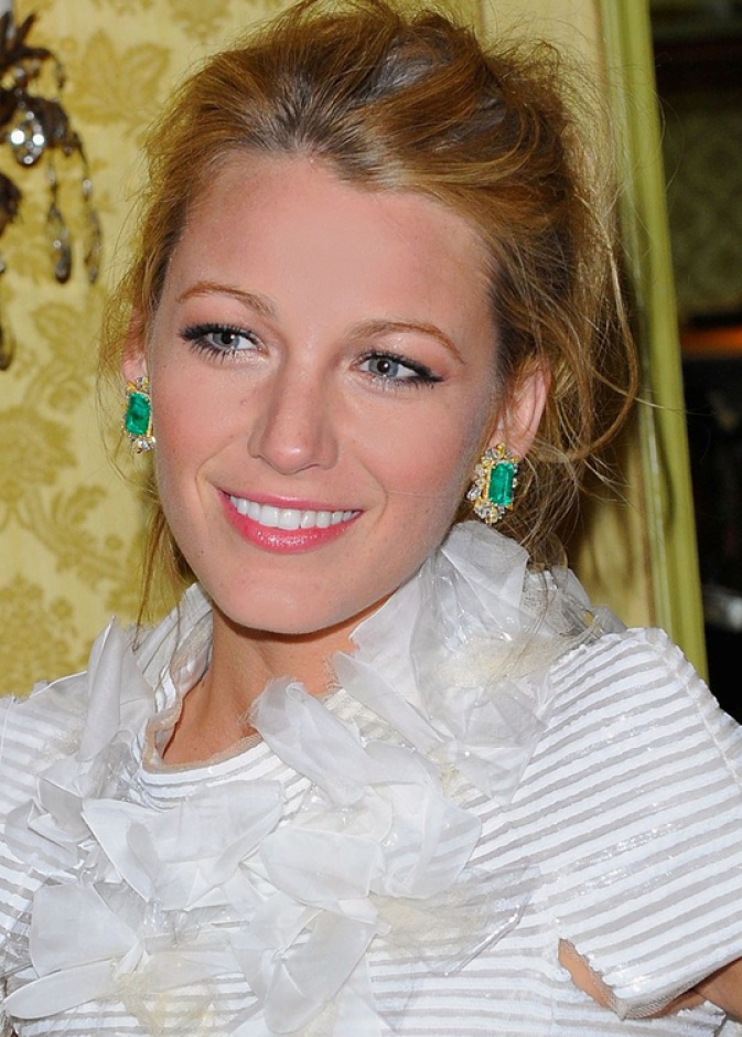 بليك ليفلي ترتدي أقراط ماس ومرجان من لورين شوارتز