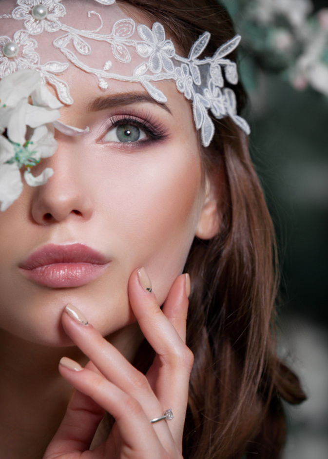مكياج خطوبة ناعم بالظلال الرمادية والآلينر الجميل