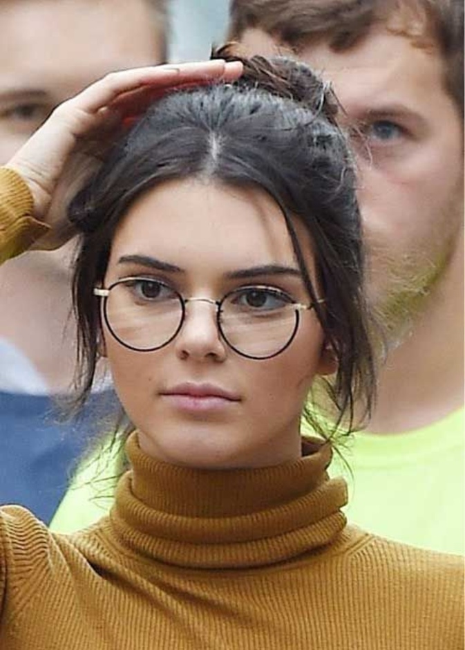 النظارات الشمسية ذات العدسات الشفافة مع بيلا حديد Bella Hadid
