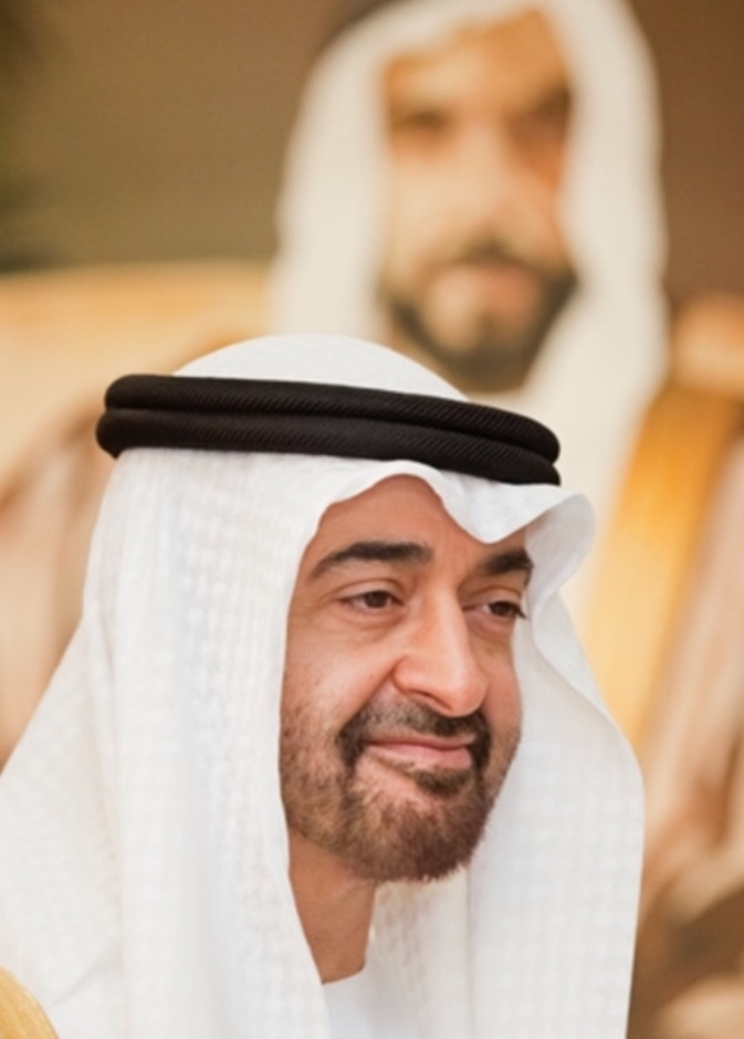 تواضع الشيخ محمد بن زايد  مع أحد المسنين