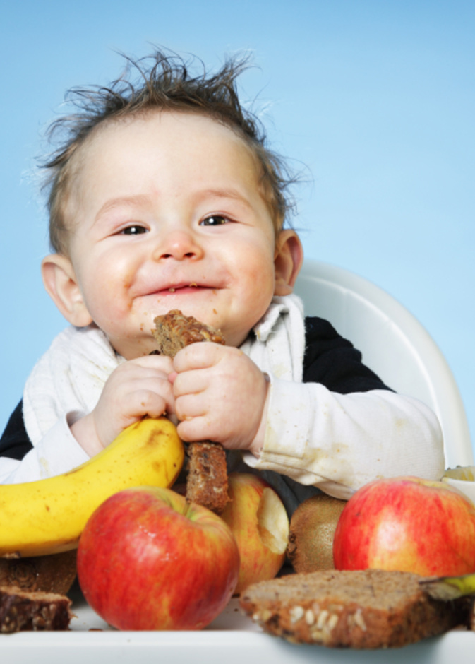 الطرق الصحيحة لادخال الاطعمة الصلبة للاطفال الرضع