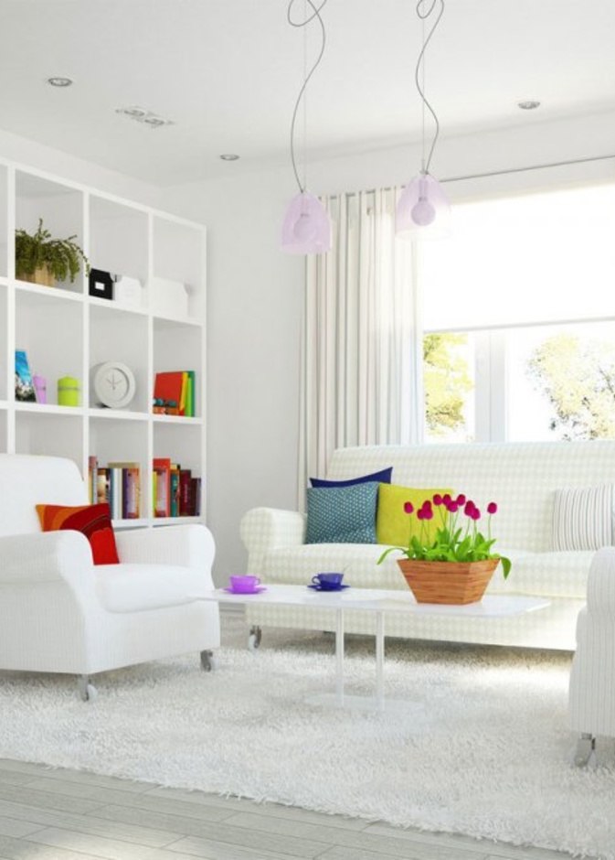 الأبيض الصريح تزينه التفاصيل بألوان صارخة لديكور غرفة جلوس مودرن