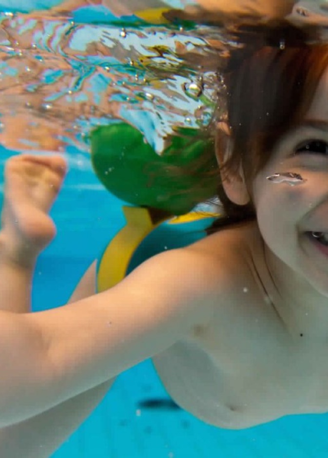 افضل الطرق للعناية بشعر الاطفال بعد السباحة	