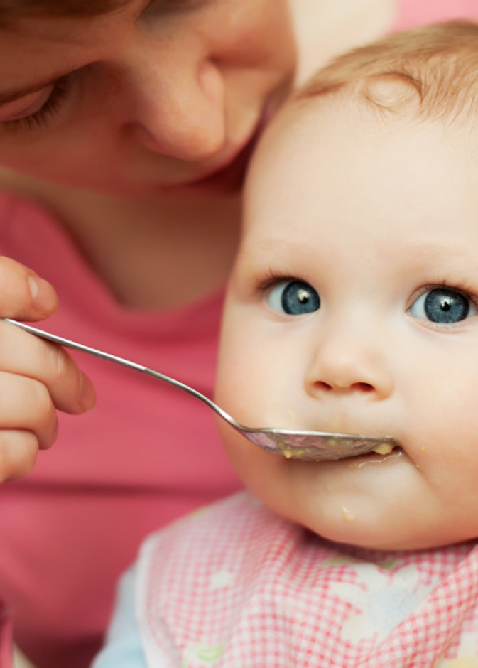 أكل الطفل الرضيع أول شهور حياته 
