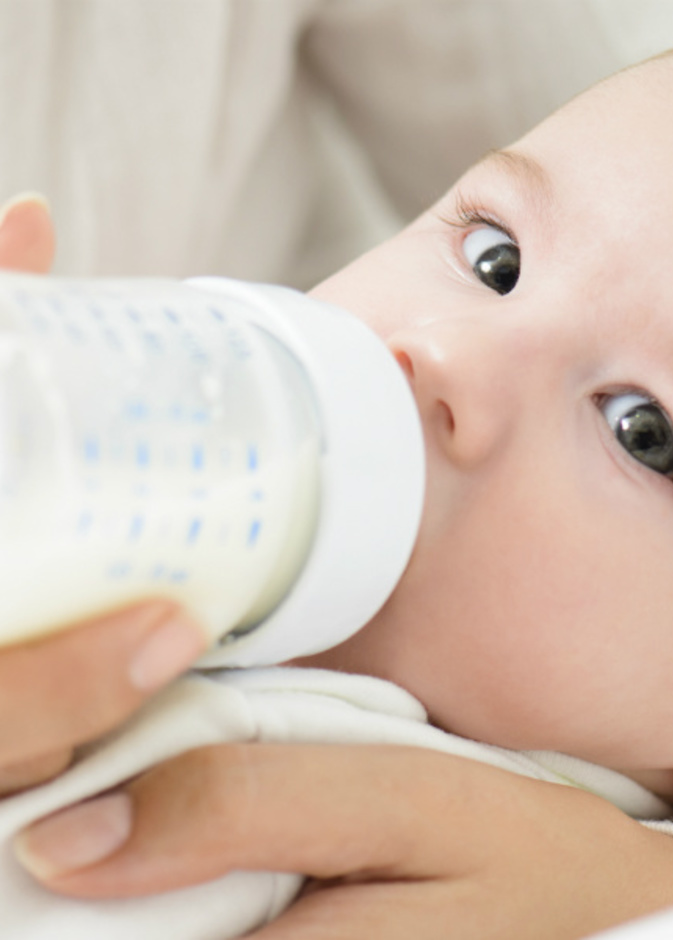 تقيؤ الطفل .. هكذا تعالجينه