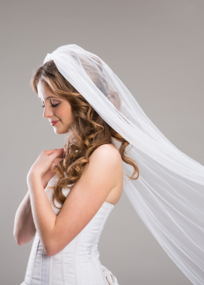 الطرحة الطويلة وجمال مميز للعروس