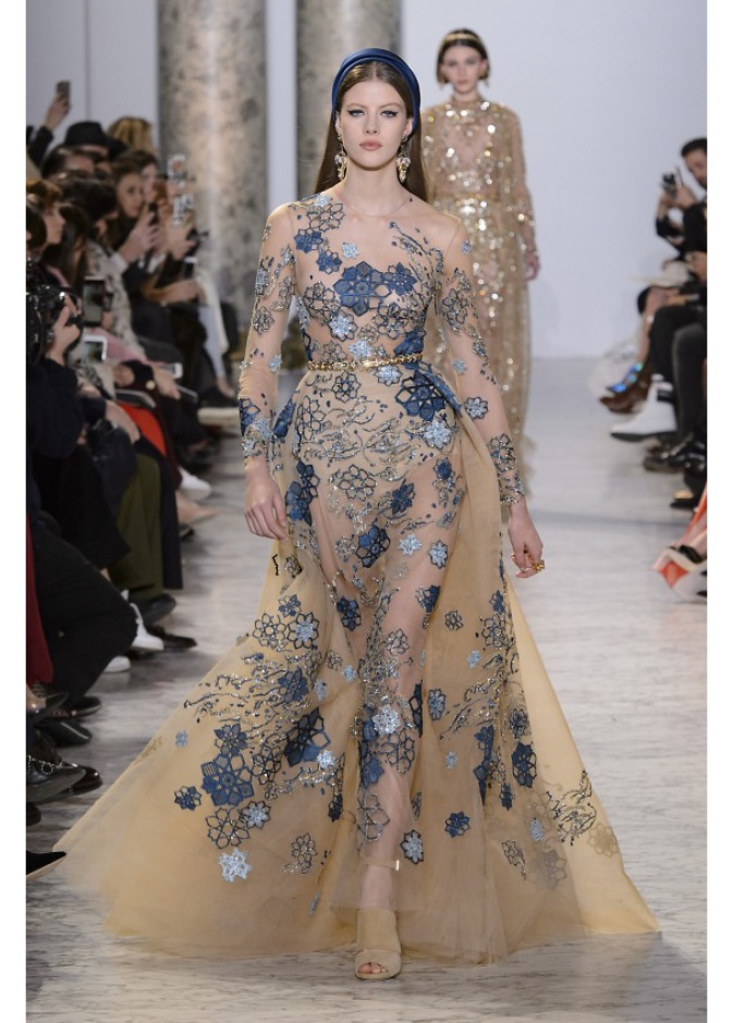 الفساتين الطويلة مع التطريز والخرز مع قصة الفستان المستقيم من دار توم فورد Tom Ford