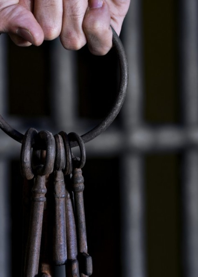 اعتقال العجوز في زنزانة انفرادية