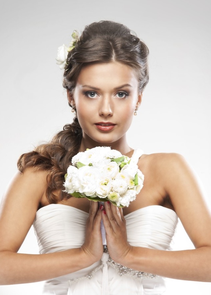 مسكة العروس باللون الابيض فكرة كلاسيكية