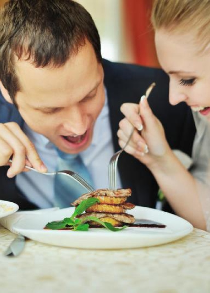 على العروسين ان يجعلا طبق اللحوم اساسي في اختيار طعام العرس