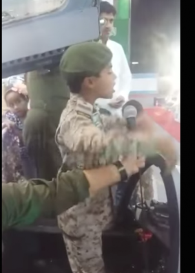 طارق العنزي اثناء إلقاء القصيدة 