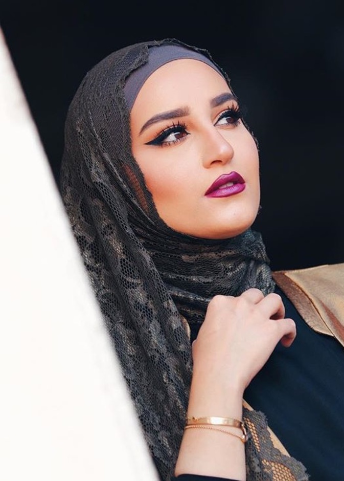 الروج الغامق مع دلال الدوب المناسب للعروس