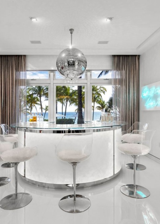 إحدى الغرف المطلة على البحر في منزل تومي هيلفيغر Tommy Hilfiger