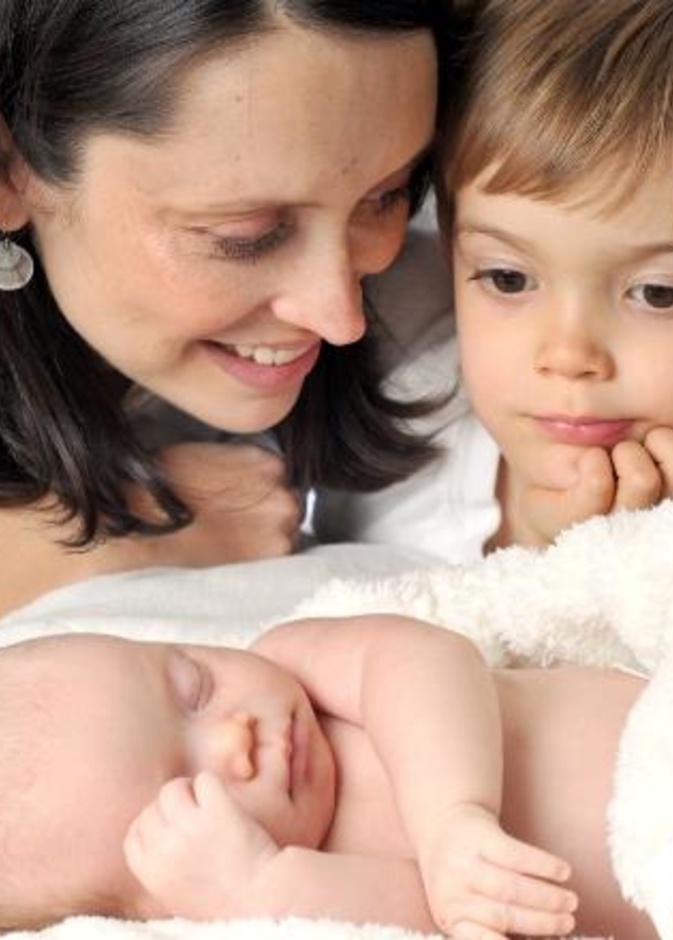 اسباب الغيرة عند الاطفال وماهي طرق العلاج