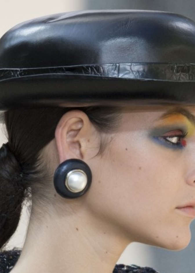 اكسسوارات القبعات الجلدية في عرض شانيل لشتاء 2018