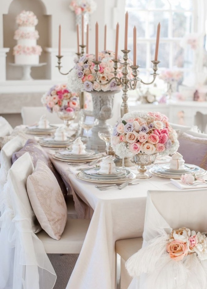 مفرش يتناسب مع الوان الكراسي الذهبية