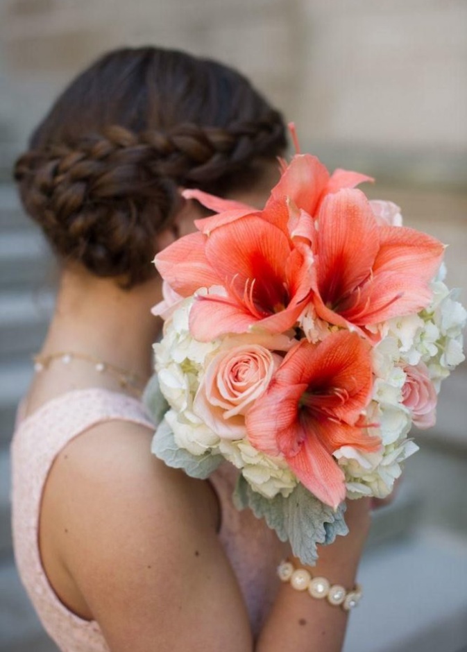 فساتين شقيقات العروس تتناغم مع ثيم الزفاف باللون المرجاني