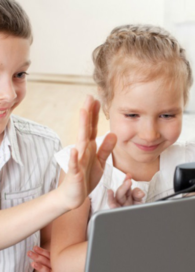 يجب التذكير بالجوانب الإيجابية لسفر الأب لتخفيف تاثيره على الابناء