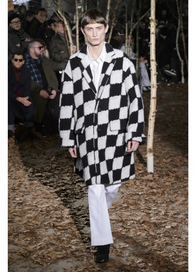 موضة الجاكيتات المستقيمة مع رقعة الشطرنج من دار Oliver Spencer