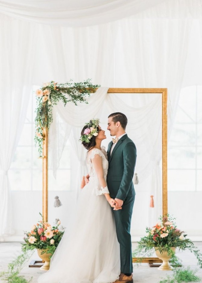 العرائس يحبون حقا إطارات الورود الضخمة.