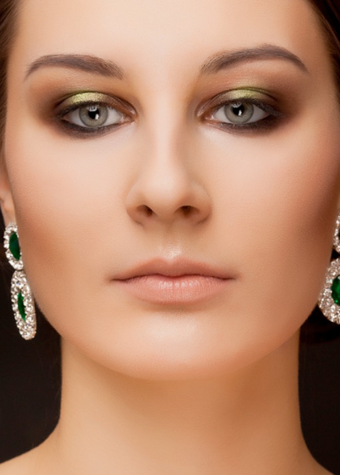 طبّقي المكياج الزيتي مع ملابسك البنيّة